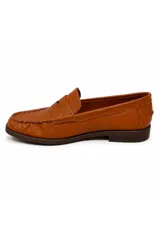 Mocasín de símil cuero negro con silueta clásica, costuras marcadas y tira sobre el empeine.