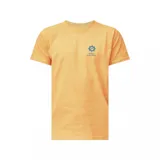 Remera color naranja con logo estampado en el pecho.