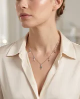 Collar de plata 925 con cadena fina y cinco dijes colgantes en forma de rayo, decorados con circonias multicolor.