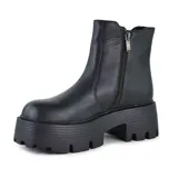 Bota de cuero sintético color negro, con elásticos laterales, plataforma y suela track.