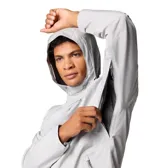 Campera impermeable y transpirable de color gris claro, con tecnología Omni-Tech y costuras selladas. Cuenta con capucha ajustable, ventilación en las axilas, puños regulables y cierre frontal con solapa. Diseño técnico ideal para actividades al aire libre.