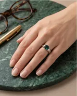 Anillo de plata con cristal de Swarovski verde facetado de forma ovalada, con diseño de sello.