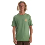 Remera verde con estampado de una flor en el pecho.