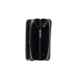 Billetera de tamaño compacto en color negro, confeccionada en material símil cuero con textura granulada. Presenta un diseño con costuras verticales decorativas y el logo de la marca en metal plateado en la parte frontal.