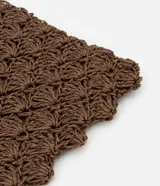 Bolso de mano tipo tote, tejido en punto de ganchillo con textura de conchas, color marrón oscuro. Las asas son de cuero o material sintético oscuro, adornadas con cuentas redondas de madera en tonos marrón oscuro, borgoña y crema.