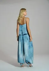 Blusa sin mangas de satén color celeste, con efecto desgastado washed denim, escote en V y tirantes finos.