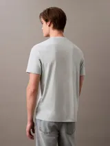 Remera celeste de algodón con logo "calvin klein jeans" estampado en el pecho con efecto 3D.