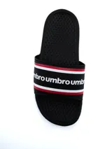 Ojotas Umbro modelo Dots para hombre, color gris con plantilla texturizada antideslizante y tira ancha superior con el logo de la marca en negro y líneas blancas.