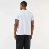 Remera de manga corta color blanco con cuello redondo y estampado gráfico de Deadpool en el frente con detalles en rojo y texto cómico.