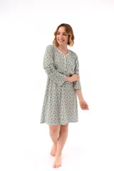 Camisón manga larga con botones, estampado floral y cuello con borde blanco.