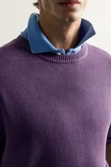 Sweater de punto de algodón morado, con cuello redondo, manga larga y acabados en rib.