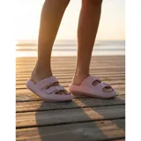 Sandalias chancletas de goma color beige con diseño texturizado en la suela, doble tira ajustable con hebillas y estilo slip-on.