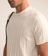 Remera de manga corta color beige, con cuello redondo y tejido texturizado acanalado.