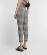 Pantalón zanahoria de sastrería con estampado de cuadros, bolsillos laterales, botón en la cintura y cierre por botón y cremallera.