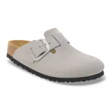 Zueco Birkenstock modelo Boston con hebilla grande metálica, confeccionado en cuero de color gris claro. Presenta la clásica plantilla de corcho y suela de goma negra.