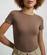 Body liso de manga corta y cuello redondo, confeccionado en poliamida y elastano con cierre en la entrepierna, diseño ajustado al cuerpo de la marca Blue Steel.
