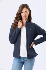 Campera de polar azul marino con cierre frontal completo, cuello alto y bolsillos laterales con cierre. Presenta detalles en cuero en los tiradores de los cierres.