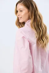 Camisa de manga larga con estampado de cuadros vichy en tono rosado, cuello camisero tradicional, cierre frontal con botones y frunces en los hombros.