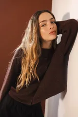 Cardigan de tejido de punto en color verde con destellos de lurex, cuello redondo y cierre frontal con botones al tono.