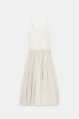 Vestido midi combinado con cuerpo ajustado de escote corazón, tirantes anchos y falda amplia de corte evasé en contraste.