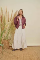 Campera matelasse impermeable color bordó, con cierre frontal, cuello y puños de pana.