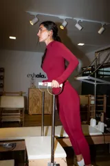 Legging deportivo de tiro alto con diseño de frunce en la parte posterior, confeccionado en tejido mate de alta elasticidad.