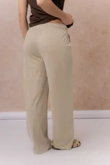 Pantalón ancho color celeste de Tencel, con cintura elástica y cordón ajustable blanco.