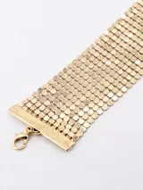 Collar tipo gargantilla de malla metálica dorada, con diseño flexible de eslabones pequeños.