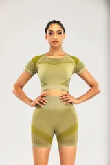 Short deportivo de tiro alto con diseño seamless, confeccionado en tejido técnico con paneles de textura calada y líneas geométricas en contraste.