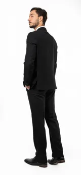 Ambo de vestir para hombre compuesto por saco de dos botones y pantalón de corte recto, confeccionado en tejido twill de poliéster y viscosa. El saco presenta solapas clásicas, bolsillos con solapa y un diseño de calce confortable.