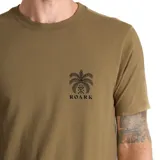 Remera de manga corta color beige con cuello redondo. Presenta un pequeño estampado en el pecho izquierdo que representa una palmera con el nombre de la marca Roark debajo.