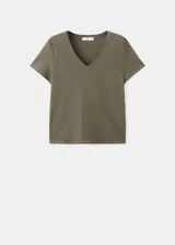 Camiseta verde militar de manga corta, con cuello en V y diseño de corte recto.