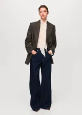 Jean de tiro bajo con diseño wide leg, confeccionado en tejido de algodón estilo vaquero. Cuenta con cierre de botón y cremallera, trabillas y cinco bolsillos.