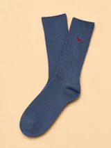 Medias de algodón en color azul, con diseño acanalado y detalle de pájaro bordado en color rojo.