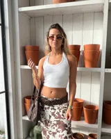 Lentes de sol hexagonales con marco dorado y lentes marrones.