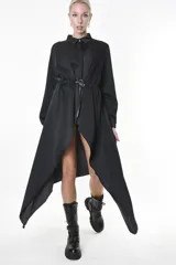 Camisa negra con laterales más largos y jareta en la cintura.