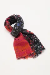 Pashmina rectangular con diseño bicolor, presentando un lado con estampado paisley en tonos oscuros y otro lado en color fucsia vibrante con textura tejida. Posee terminaciones desflecadas en los extremos.