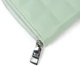 Billetera tipo fichero color verde claro, con diseño acolchado cuadriculado, cierre perimetral y logo metálico plateado en el frente.