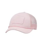 Gorra trucker rosa con corona alta, visera de espuma, detalle de cuerda y logo de Nike bordado en el panel frontal.