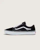 Championes Vans modelo Skate Old Skool, de diseño low-top en color negro con detalles en blanco. Confeccionados en gamuza y lona, cuentan con la icónica franja lateral Sidestripe, suela vulcanizada con patrón Waffle para mayor agarre y plantillas PopCush para amortiguación.