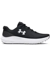 Championes de running Under Armour modelo Charged Surge 4, color negro con entresuela blanca. Presentan parte superior de malla transpirable con superposiciones sintéticas, amortiguación Charged Cushioning en la entresuela y suela de goma resistente.