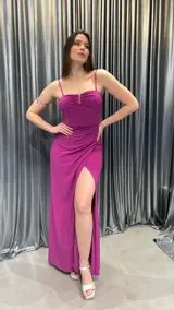 Vestido largo de fiesta color fucsia con breteles finos, escote recto y abertura lateral en la falda.