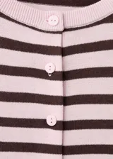 Cardigan de punto fino con diseño a rayas horizontales, cuello redondo, mangas largas y cierre frontal con botones.