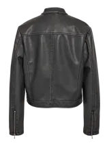 Campera tipo racer de efecto cuero con cuello alto, cierre frontal, bolsillos con cierre en el pecho y puños ajustables. Diseño moderno con acabado engomado y forro interior.