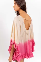 Vestido corto de algodón con diseño en degradé blanco y amarillo, escote redondo, mangas murciélago con volados y volado en el ruedo.