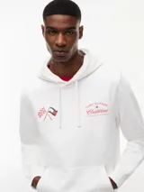 Buzo con capucha de Tommy Hilfiger en colaboración con Cadillac Formula 1 Team. Confeccionado en algodón, presenta un diseño de corte regular con hombros caídos, bolsillo tipo canguro y puños acanalados. En el pecho incluye un gráfico bordado con banderas cruzadas y el logo de la colaboración.