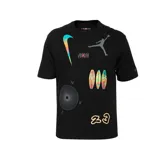 Remera negra de manga corta con estampado gráfico frontal que incluye el logo Jumpman, un swoosh degradado, la palabra AIR en tipografía colorida, un diseño circular tipo brújula y el número 23.