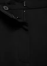 Pantalón de vestir negro de tiro medio con diseño de pernera recta, trabillas en la cintura y bolsillos laterales.