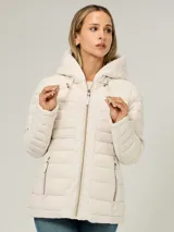 Campera ligera acolchada de la marca Tommy Hilfiger, con diseño de líneas horizontales, cierre frontal de cremallera, bolsillos laterales con cierre y capucha integrada con cordones ajustables.