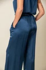 Pantalón palazzo color crudo de viscosa brillante, con elástico y cordón en la cintura y bolsillos laterales.